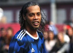 Ronaldinho lộ dấu vết tuổi tác với râu tóc muối tiêu