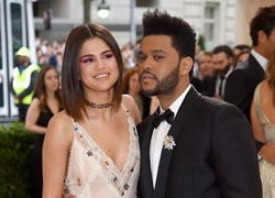 Selena Gomez và bạn trai ôm nhau tình tứ trên thảm đỏ