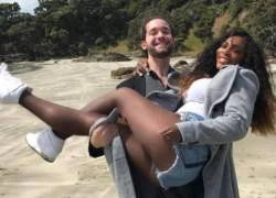 Serena Williams lần đầu khoe bụng bầu công khai