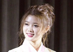 Tay bó bột, Kim Yoo Jung vẫn xinh như nữ thần, nhí nhố đùa với fan