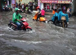 Tốn trăm tỷ chống ngập, đường vẫn thành sông sau cơn mưa "chớp mắt"