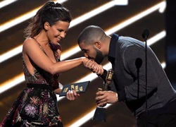 Drake thắng lớn với 13 giải tại Billboard Music Awards 2017