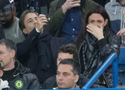 Vợ HLV Conte khóc nức nở trên khán đài sân Stamford Bridge