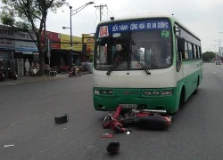 Xe buýt cuốn xe máy vào gầm, cụ ông trọng thương