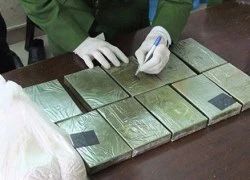 5 bánh heroin trên xe khách đi về hướng biên giới