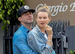 Adam Levine ôm siết vợ trên vỉa hè trong lúc chờ xe