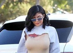 Ai có thể giải thích được Kylie Jenner mặc kiểu áo gì ra phố không?