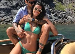 Alves và bạn gái lại 'tình giữa biển tình'