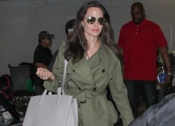 Angelina Jolie hưởng ứng trào lưu túi xách đôi