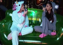 Ariana và Miley song ca tưởng nhớ nạn nhân vụ đánh bom đang là điều fan mong ước nhất!