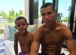 Bố con Ronaldo húi cua hệt nhau