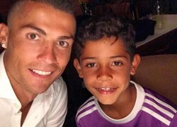 C. Ronaldo cạo tóc, &#8216;quậy&#8217; tưng bừng trong lễ mừng công