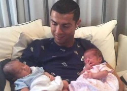 C. Ronaldo khoe ảnh bế hai con mới chào đời