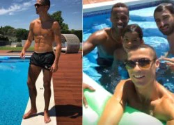 C. Ronaldo khoe bụng 6 múi và selfie với con trai