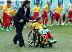 C. Ronaldo tặng áo, hôn trán fan nhí tàn tật