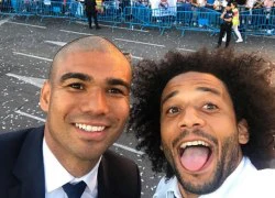 Casemiro vui vẻ để Marcelo cạo đầu