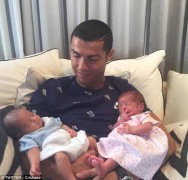 Cristiano Ronaldo chính thức khoe con song sinh nhờ thuê đẻ hộ