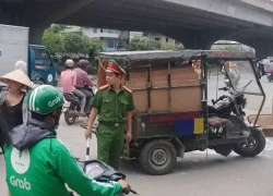 Hà Nội: Xe ba bánh lật đè 1 người chết