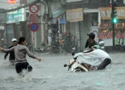 Hàng loạt người ngã trong cơn mưa lớn ở Sài Gòn