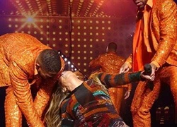 Jennifer Lopez gặp sự cố vì nhảy quá sung