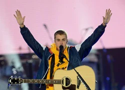 Justin Bieber bật khóc trước hàng chục nghìn khán giả