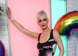 Katy Perry tiết lộ được tình cũ Orlando Bloom rủ cùng khỏa thân trên biển