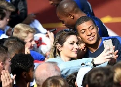 Kylian Mbappe tươi như hoa bên bóng hồng xinh đẹp