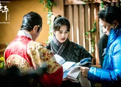 Loạt ảnh hậu trường dễ thương của mỹ nam Yoo Seung Ho trong 'Mặt nạ quân chủ'