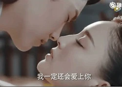 Lộc Hàm hôn Cổ Lực Na Trát, fan tưởng... 2 cô gái hôn nhau