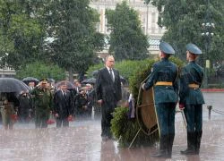 Mưa trắng trời, Putin đầu trần viếng mộ liệt sĩ vô danh