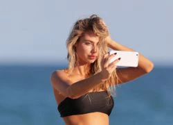 Mỹ nữ từng tắm tiên cùng Justin Bieber tẽn tò vì tụt bikini