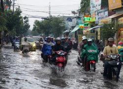 Ngốn trăm tỷ chống ngập, đường vẫn thành &#8220;sông&#8221; sau trận mưa 10 phút