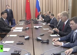 Ông Tập Cận Bình "lẻ loi" trong cuộc họp với đội ngũ của ông Putin