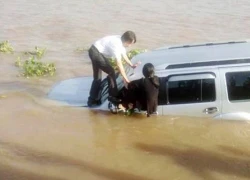 Ôtô bất ngờ tông nhân viên bến phà rồi lao xuống sông Vàm Nao