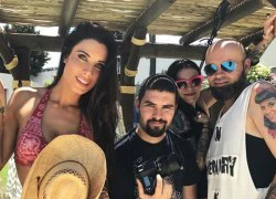 Sergio Ramos ủng hộ bồ già làm mẫu bikini khêu gợi