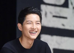 Song Joong Ki lộ nếp nhăn tuổi tác khi cười thả ga trong họp báo phim &#8216;bom tấn&#8217;