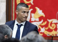 Tạm biệt mái tóc bồng bềnh, Ronaldo bất ngờ húi cua hầm hố