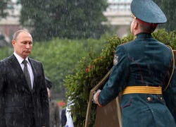 Tổng thống Putin "đội mưa" đặt vòng hoa tưởng niệm