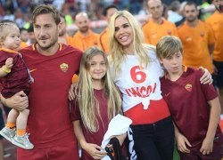 Totti khóc, cười trong vòng tay vợ con ngày chia tay AS Roma