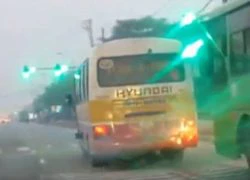 Truy bắt xe bus "nhái" chèn ép xe bus thật, vượt đèn đỏ giành khách