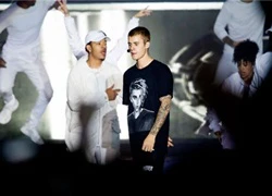 Từ chối hát vì không thuộc lời, Justin Bieber bị khán giả ném chai