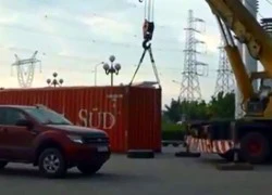 Xe đầu kéo đang chạy bất ngờ rơi container nặng hàng chục tấn