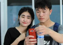 Xuân Trường nhiệt tình cầm điện thoại selfie với fan nữ