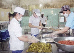 3.000 công nhân Cty Lâm Thao được ăn ngon, uống sữa mỗi ngày