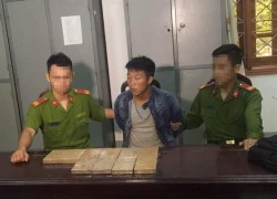 9X cầm súng đã lên sẵn đạn, mang 10 bánh heroin đi bán