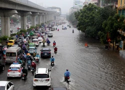 Ảnh hưởng bão, đường Hà Nội thành 'biển nước'