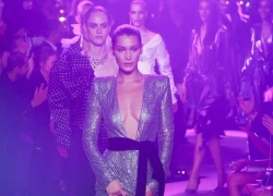 Bella Hadid dẫn đầu dàn chân dài ngực trần trên sàn catwalk