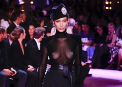 Bella Hadid phô trọn ngực trần trên sàn diễn