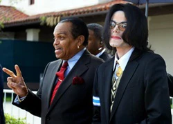 Cha Michael Jackson bị thương sau tai nạn xe hơi