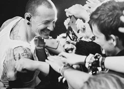 Chester Bennington và quá khứ bị lạm dụng tình dục, gia đình bỏ rơi